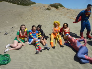 bay_to_breakers_2014_superheroes_girls_ocean_beach